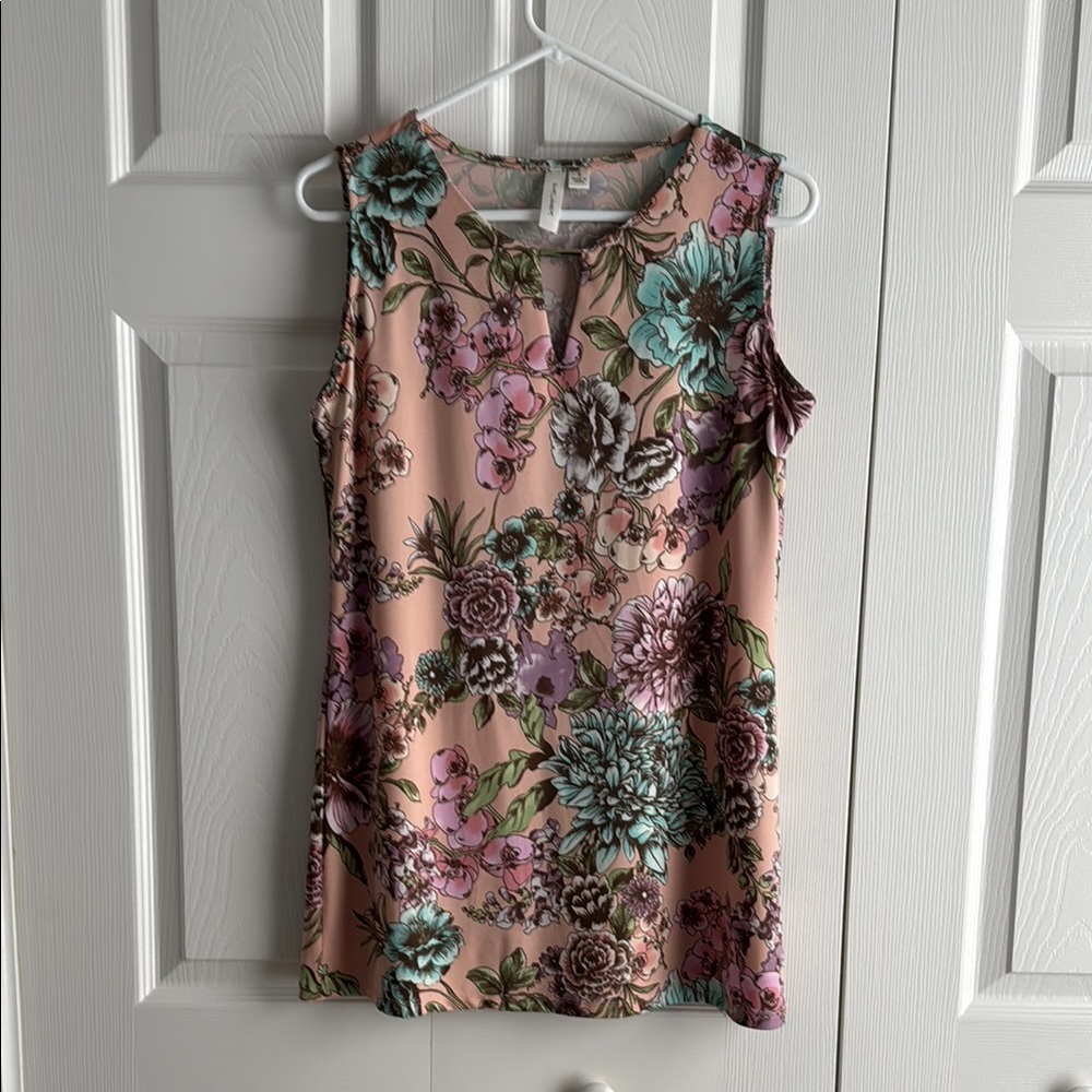 Woman’s Tacera Floral Sleeveless Blouse.